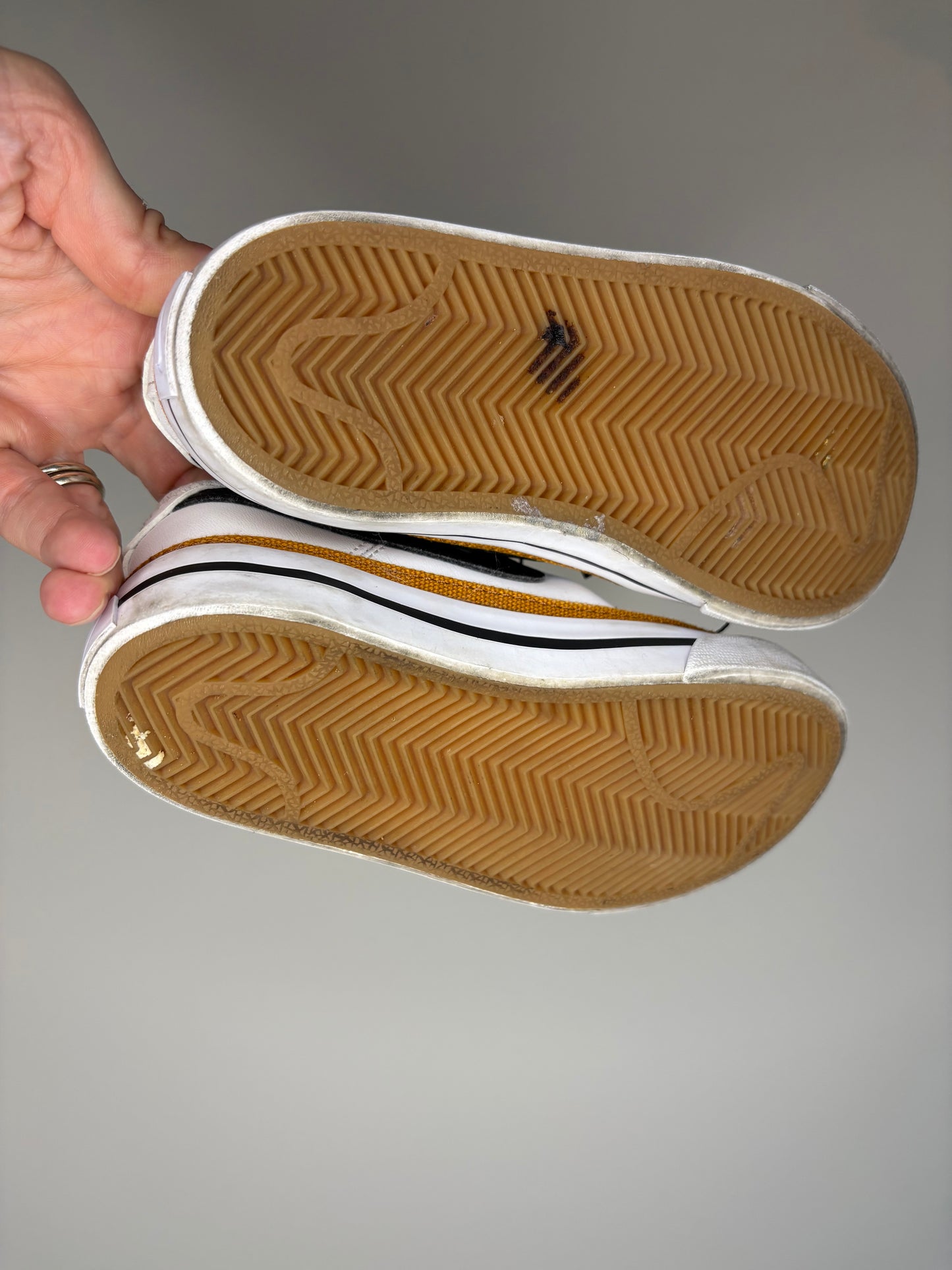 pre-loved :: Toddler 9C Court Legacy Slip On Sneaker