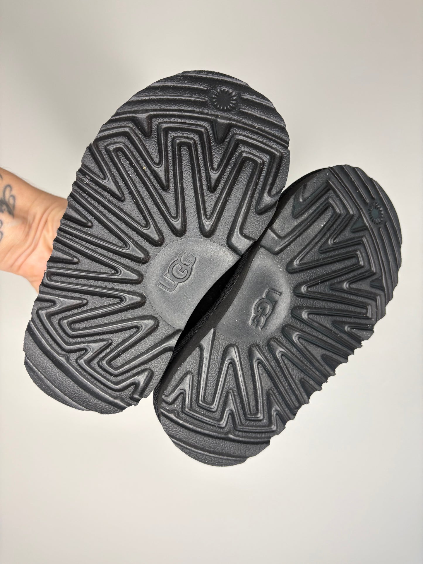 pre-loved :: Toddler 7 UGG Tasmans in Black