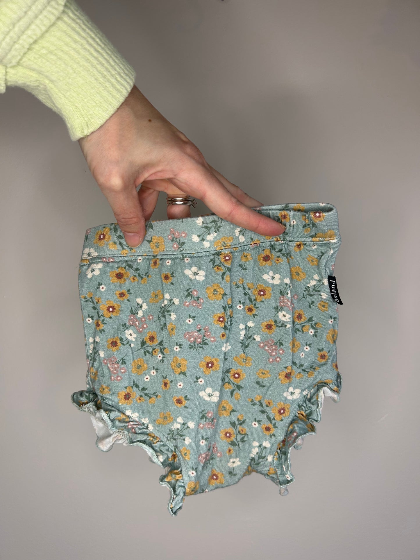 pre-loved :: 12-18M Bamboo Floral Bummies by Belan J.
