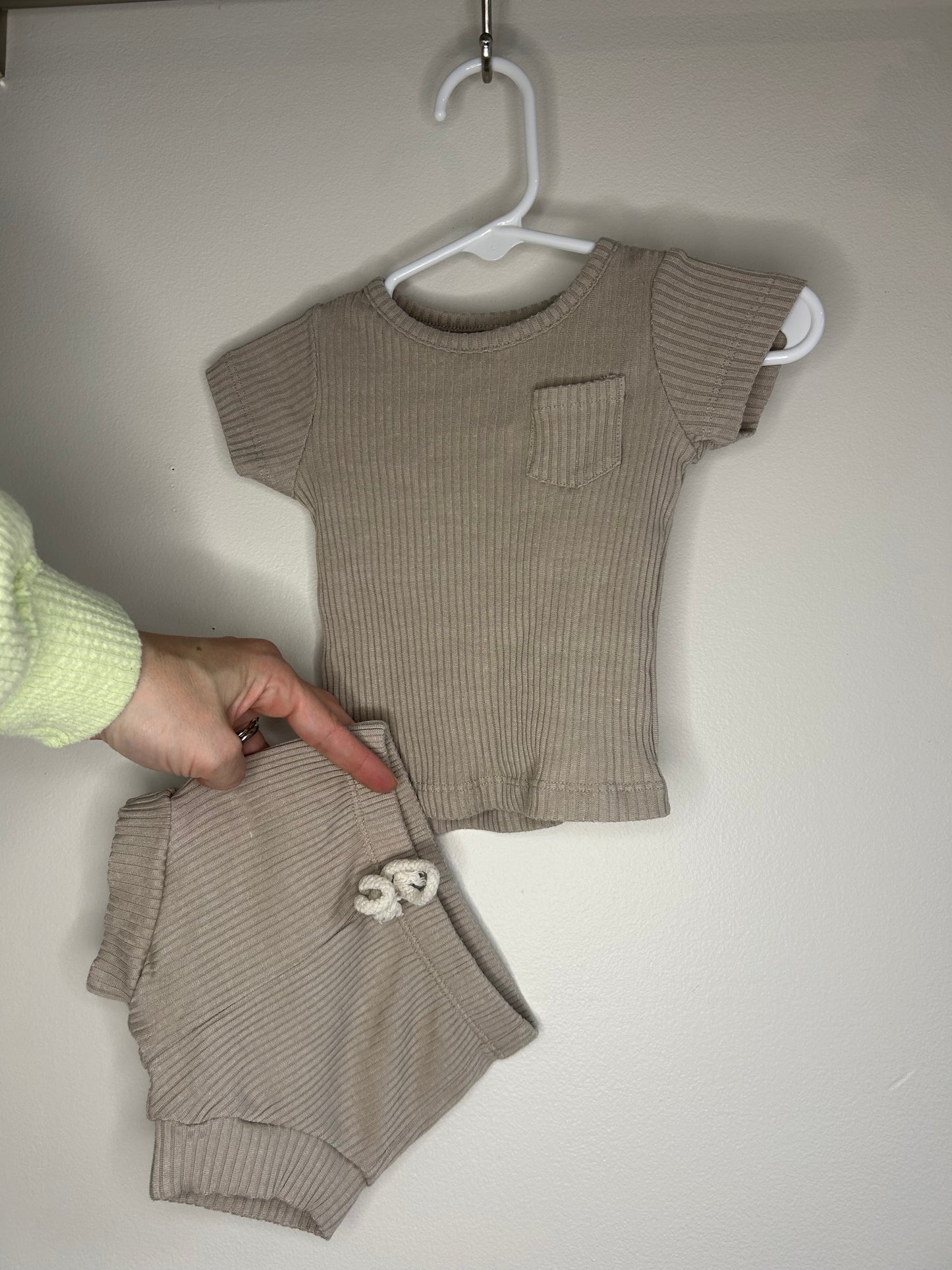 pre-loved :: 0-3M Oat Ribbed Short & Top Set by Mebie Baby