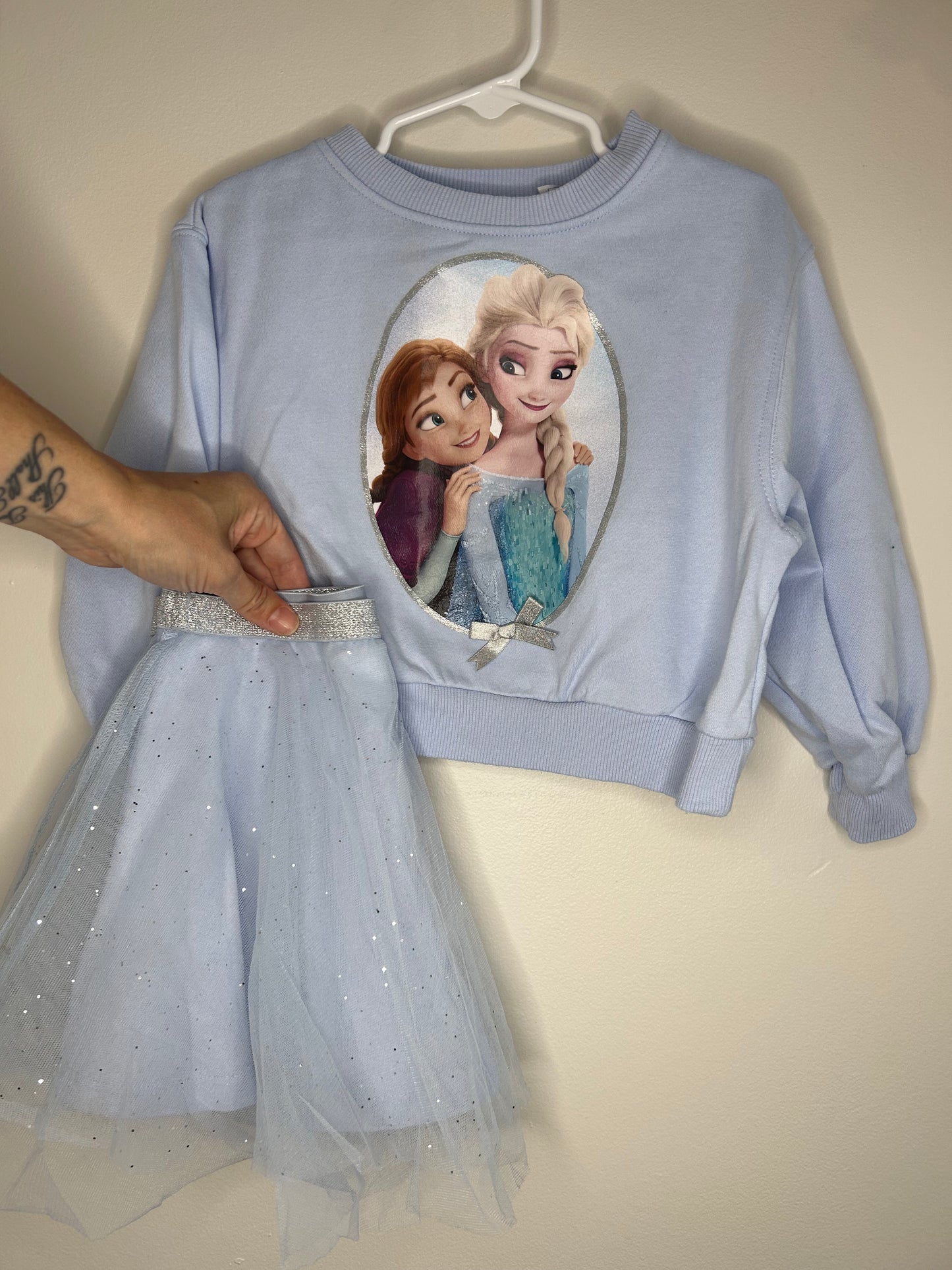 pre-loved :: 3-4T Frozen Crewneck & Skirt Set