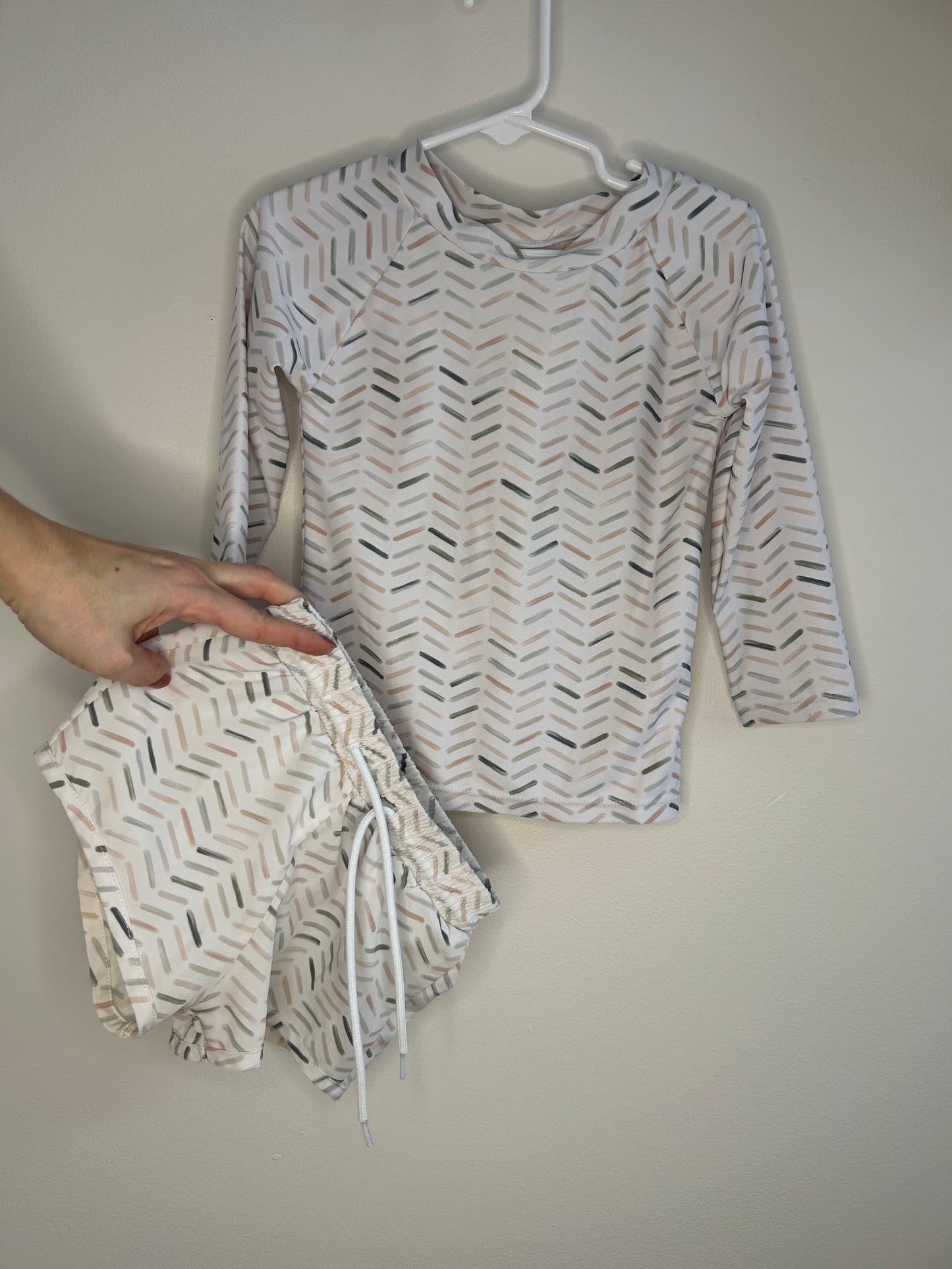pre-loved :: 2-3T White Lines 2pc Swim Set