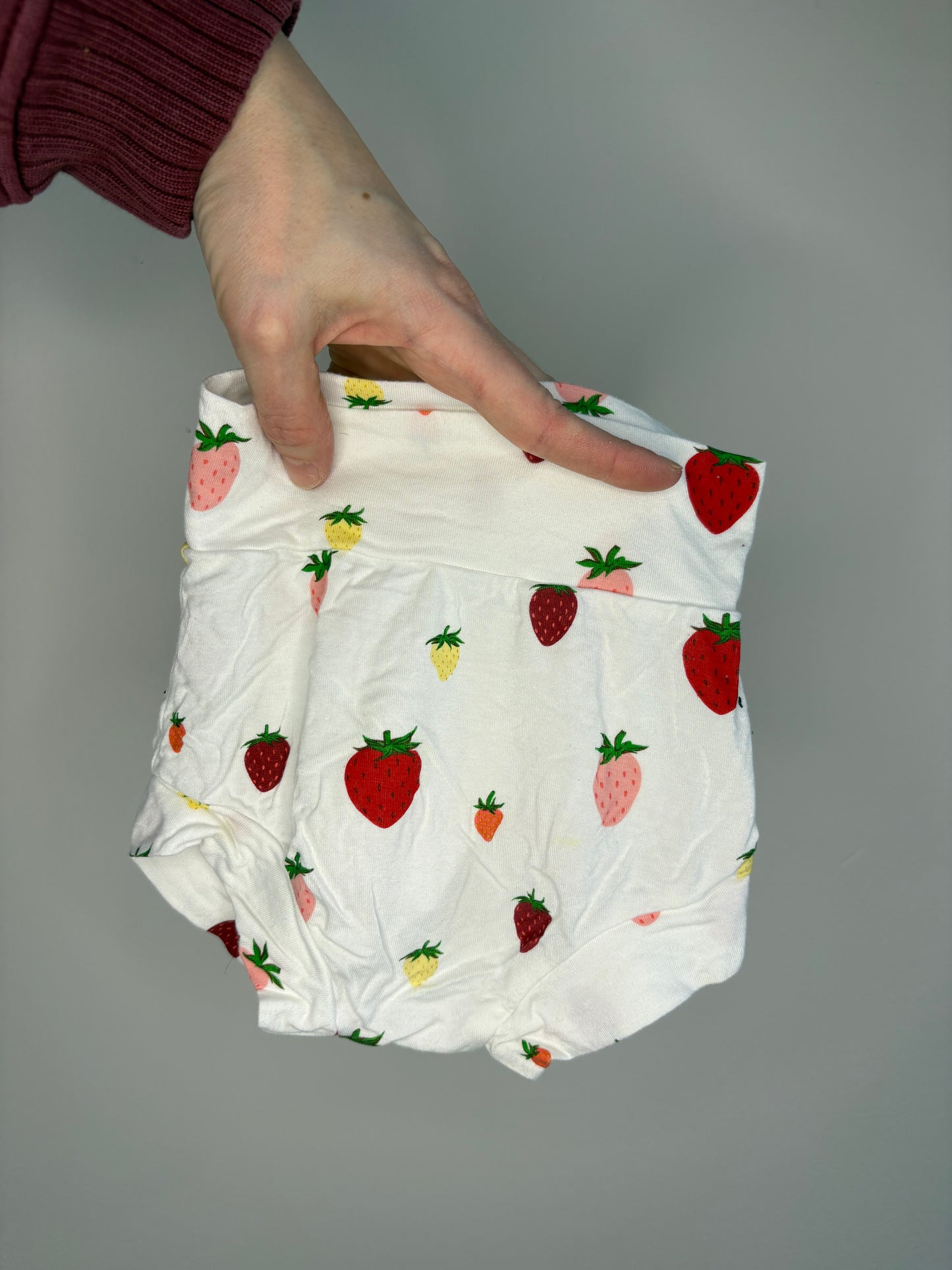 pre-loved :: 12-18M Strawberry Print Bummies