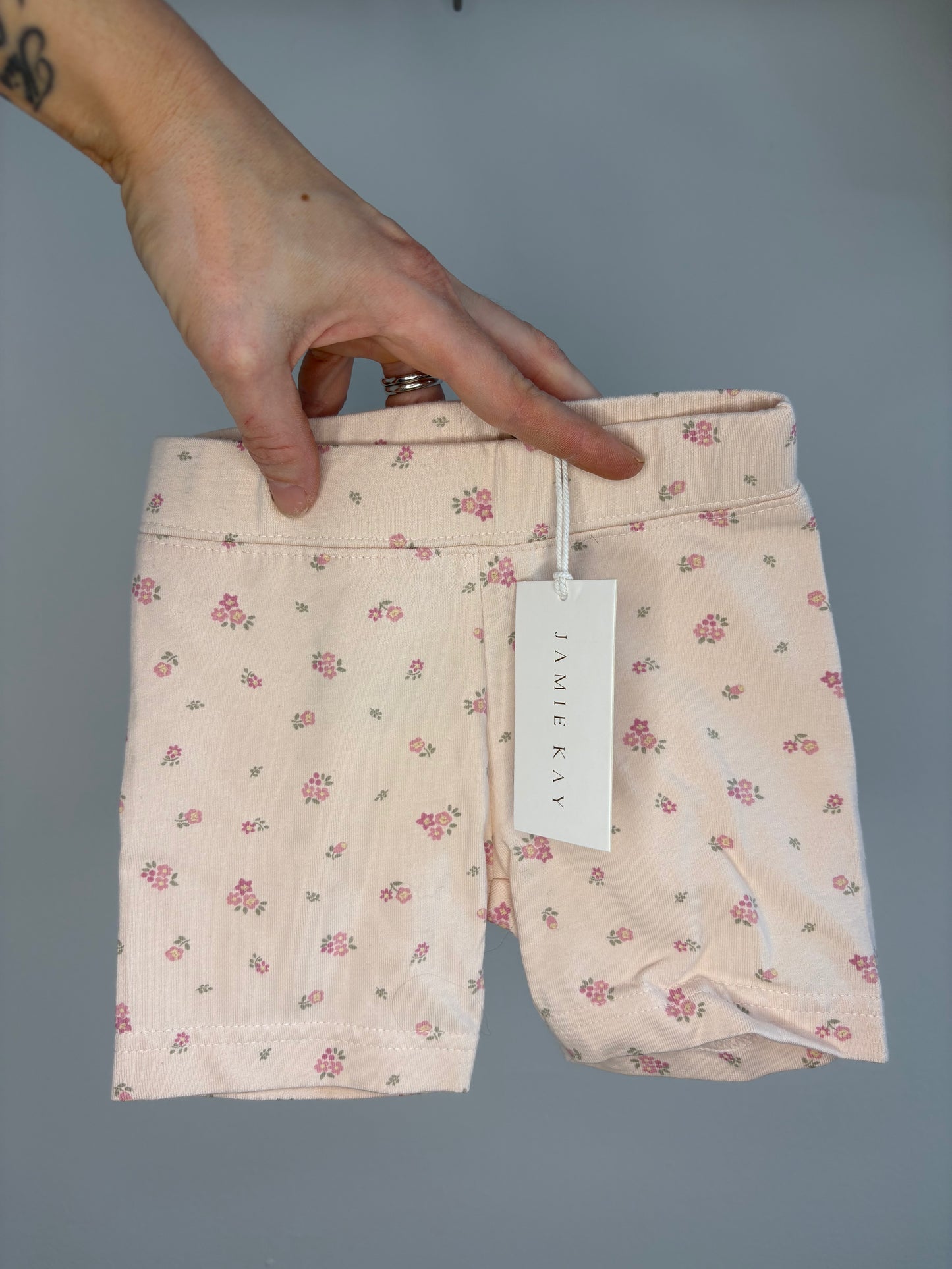 pre-loved :: 2T Peach/Pink Floral Shorts (NWT)