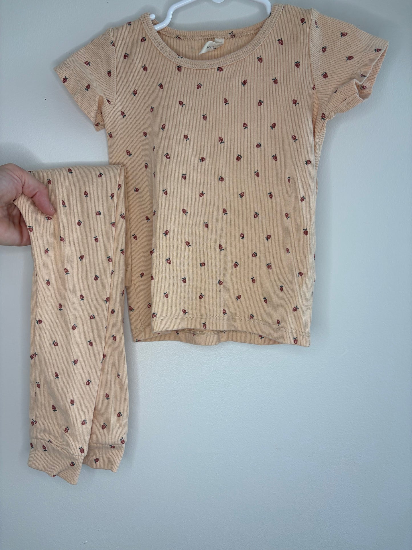 pre-loved :: 2-3T Strawberry Ribbed Set