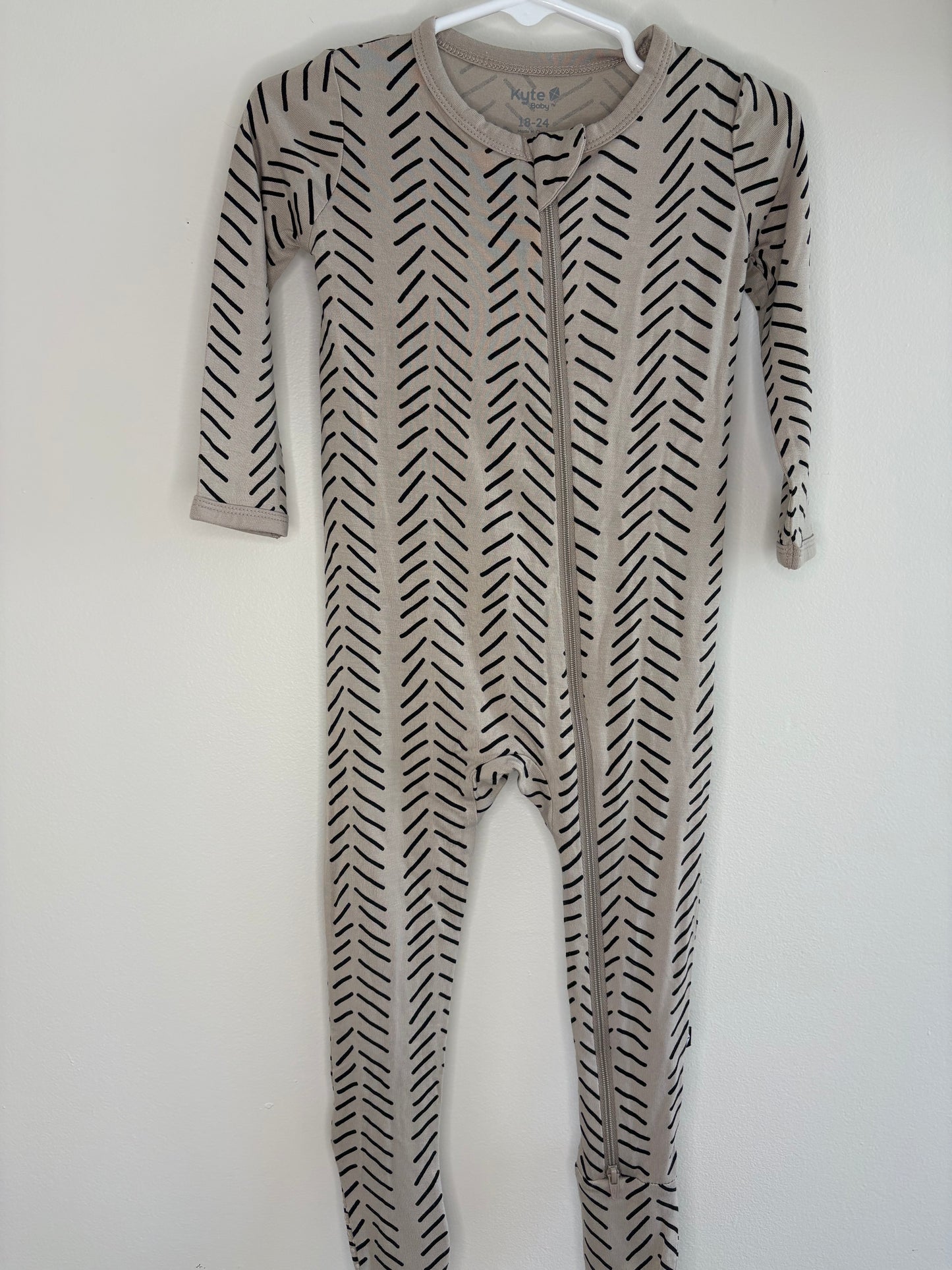 pre-loved :: 18-24 Black Lines Bamboo Footie