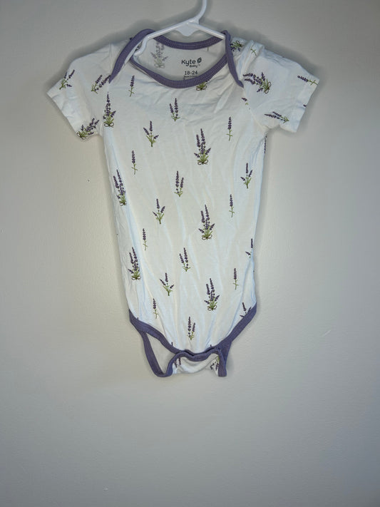 pre-loved :: 18-24M Lavender Print Short Sleeve Onesie by Kyte